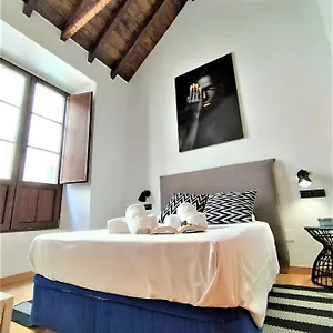 https://martires-malaga-centro.hotelsinnerja.org